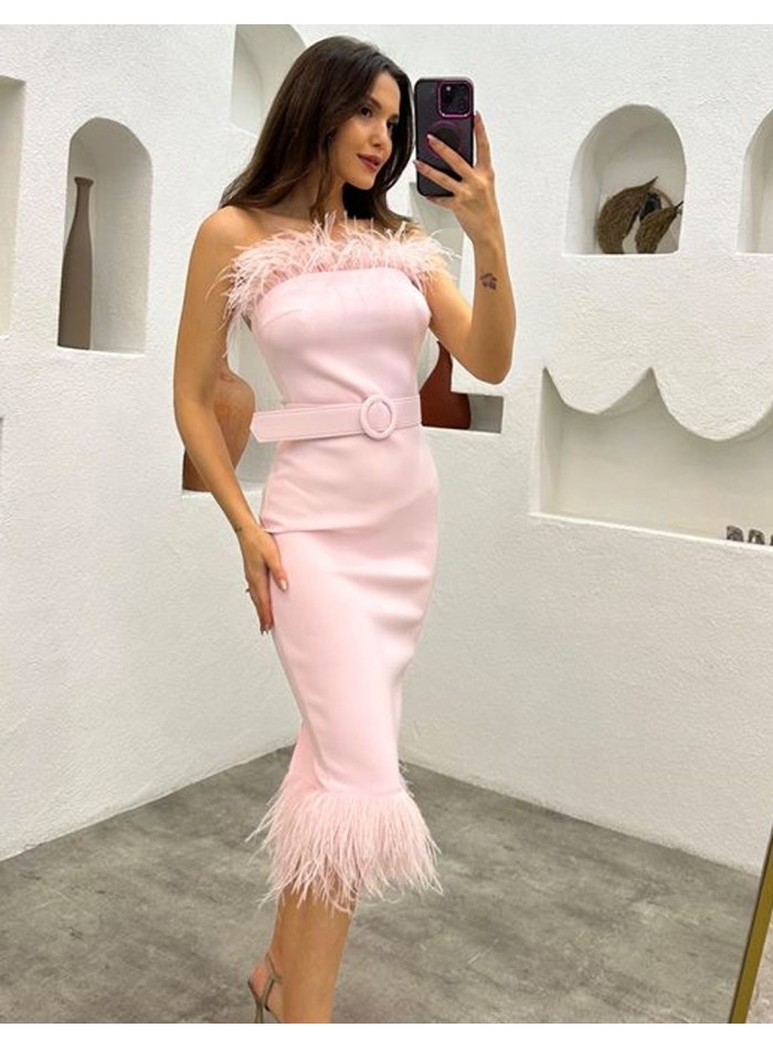 Vestido de fiesta midi con detalle plumas y cinturón rosa claro