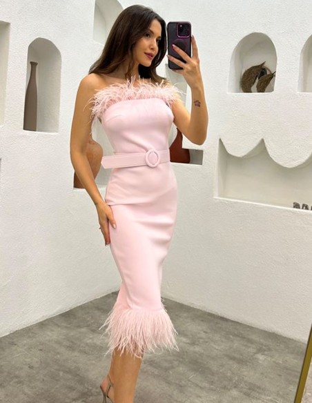 Vestido de fiesta midi con detalle plumas y cinturón rosa claro Vestido de fiesta midi con detalle plumas y cinturón rosa claro