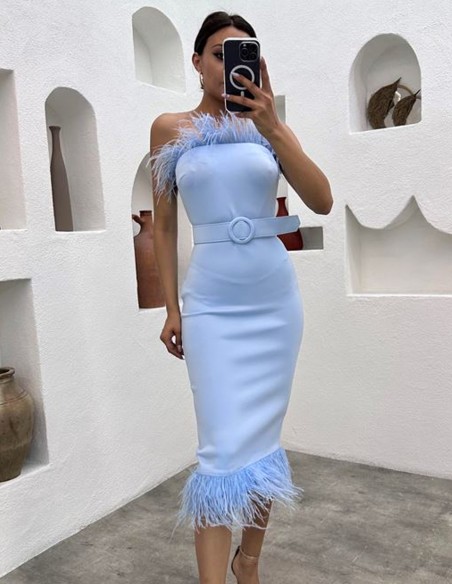 Vestido de fiesta midi con detalle plumas y cinturón azul
