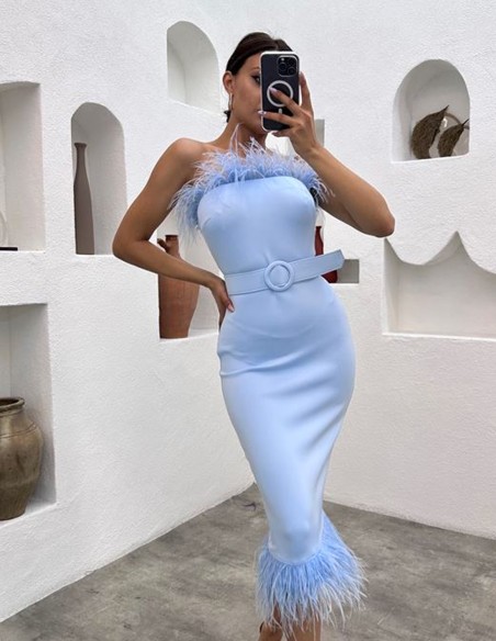 Vestido de fiesta midi con detalle plumas y cinturón azul claro