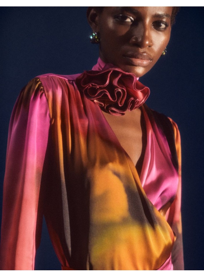 Chemisier de fête en satin avec encolure...