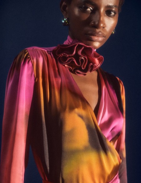 Blusa de fiesta satinada de escote cruzado y adorno floral