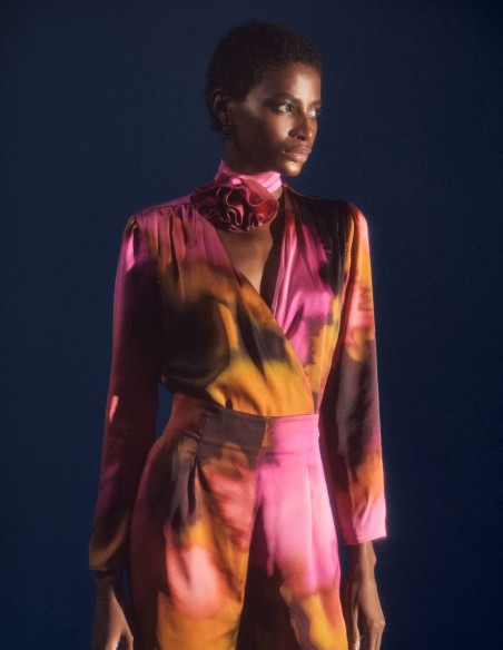 Blusa de fiesta satinada de escote cruzado y adorno floral