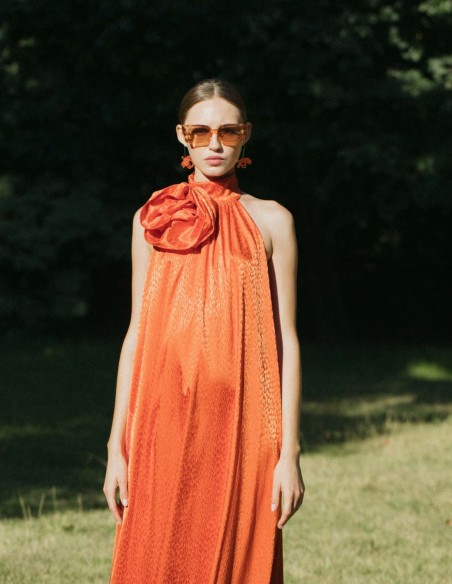 Vestido midi de fiesta naranja con adorno floral