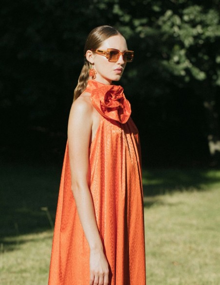 Vestido midi de fiesta naranja con adorno floral