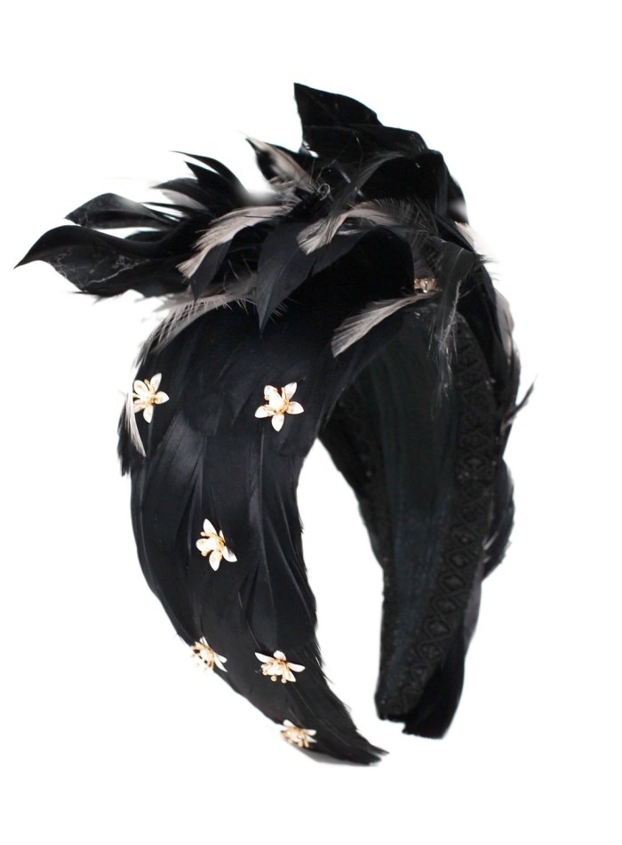 Diadema de paja natural adornada con plumas y flores 