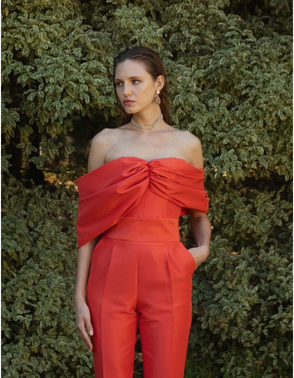 High-waist long pants with orange structured fabric. 2