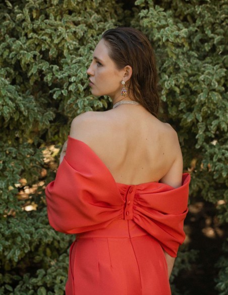 Draped crop top with gathering and draped sleeves, perfect for parties and weddings. Draped crop top with gathering and draped sleeves, perfect for parties and weddings.