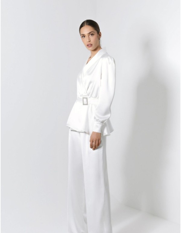 Traje de novia blanco con chaqueta y pantalón largo 2