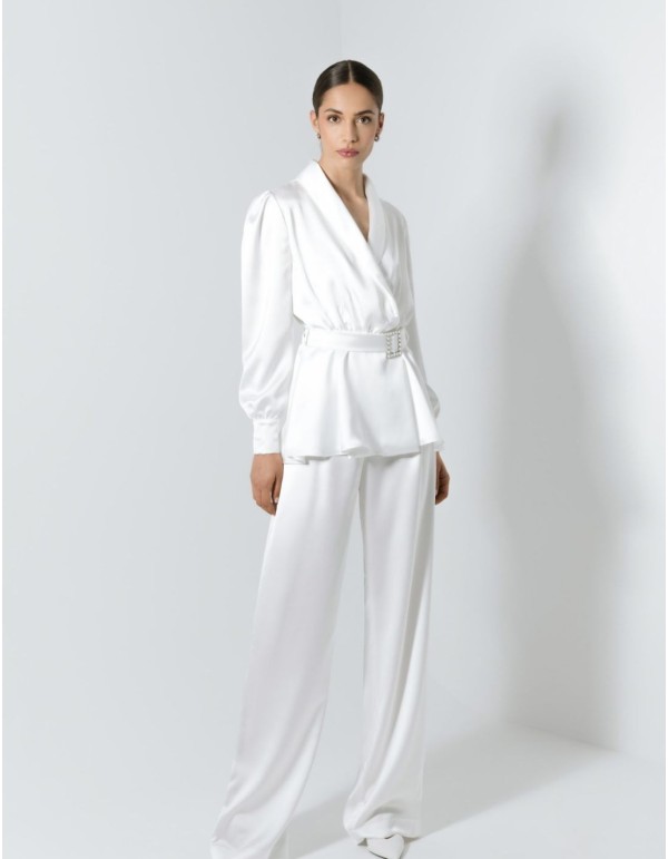 Traje de novia blanco con chaqueta y pantalón largo