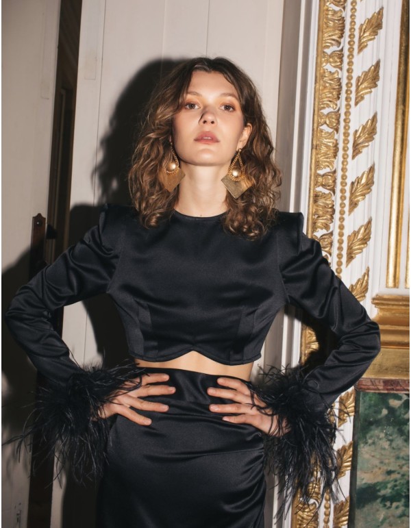 Top en satin Ă  manches longues et plumes