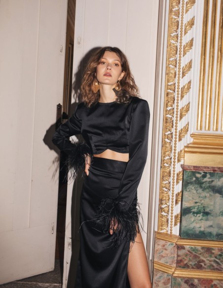 Crop-top satin with long sleeves and feathers