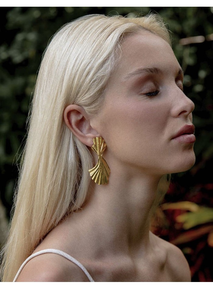 Gold party earrings in the shape of a bow