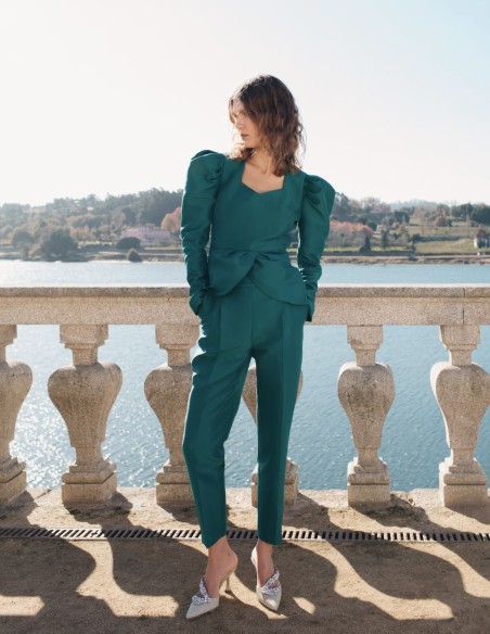 Blusa de fiesta verde esmeralda con volante