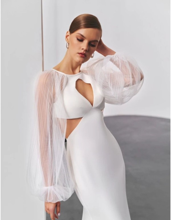 Robe de mariée longue et découpée avec manches longues