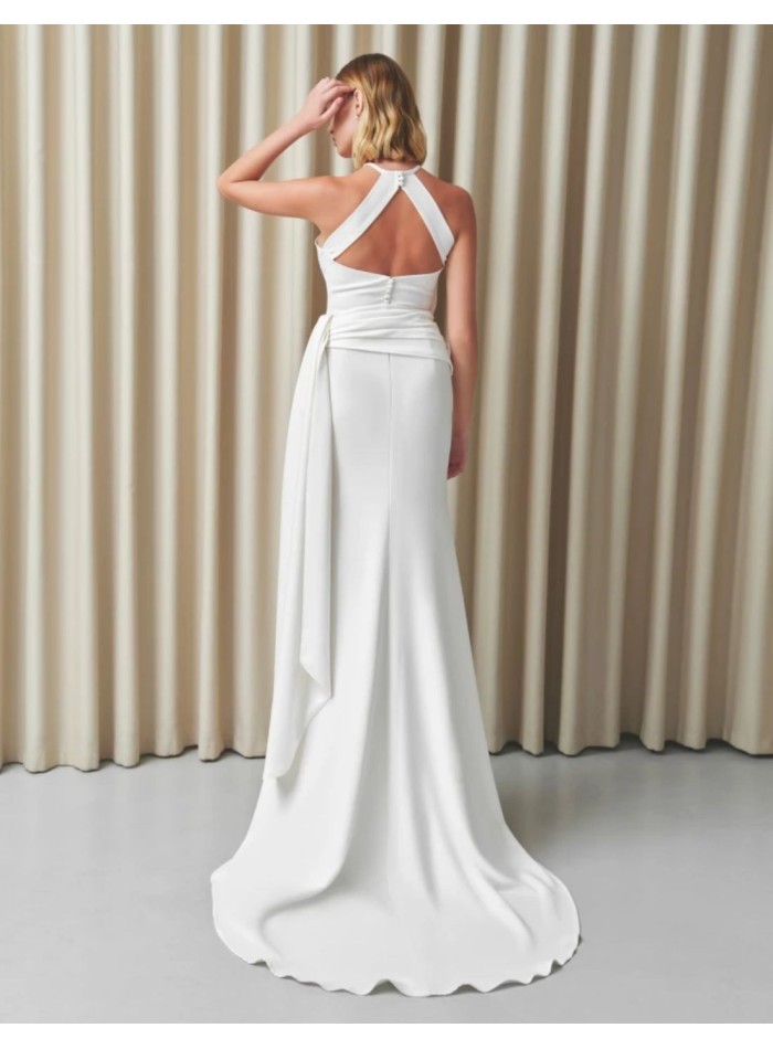 Vestido de novia marfil con escote halter drapeado y drapeado en la cintura
