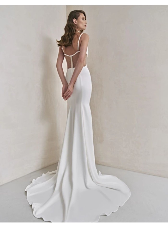 Longue robe de mariée ivoire découpée avec de...