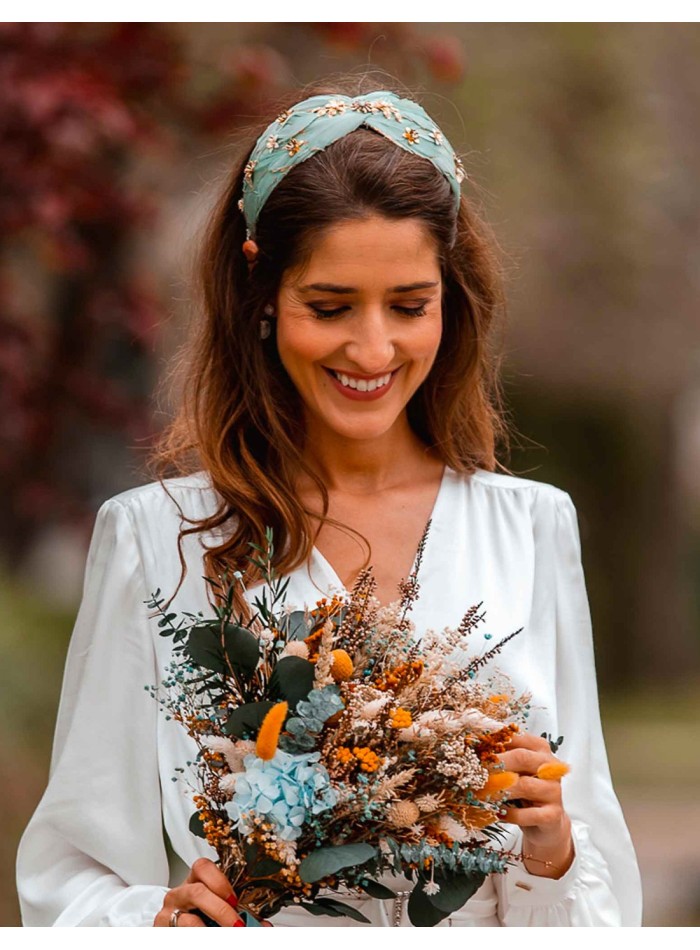 Diadema de plumas con detalles metalizados