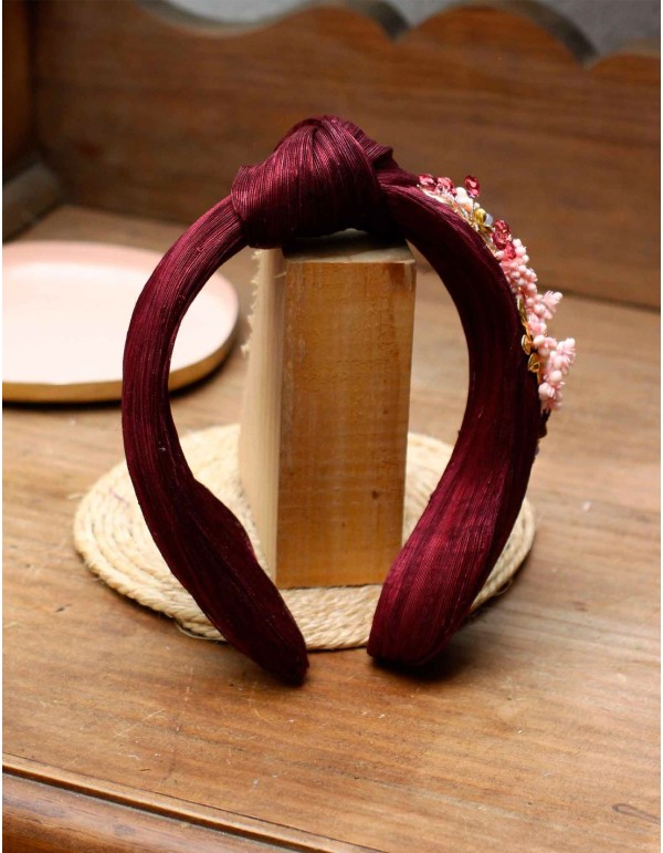 Diadema para invitada con nudo de sinamay y detalles florales 2