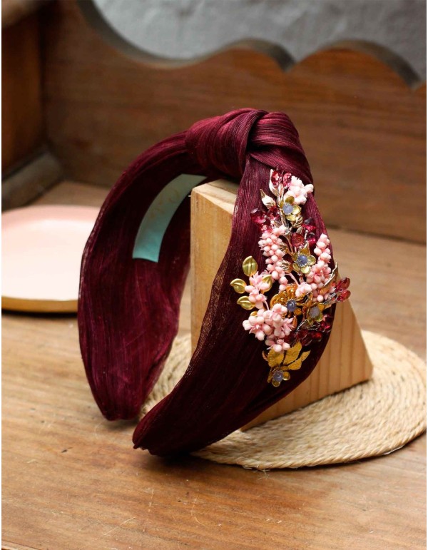 Diadema para invitada con nudo de sinamay y detalles florales