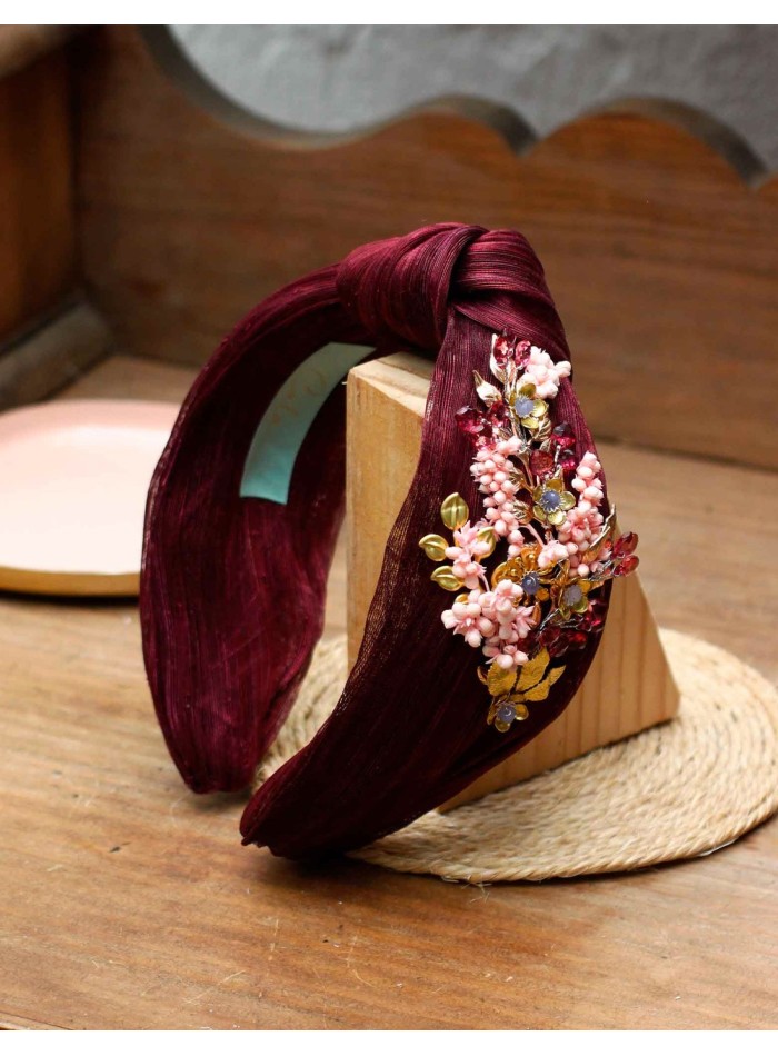 Diadema para invitada con nudo de sinamay y detalles florales