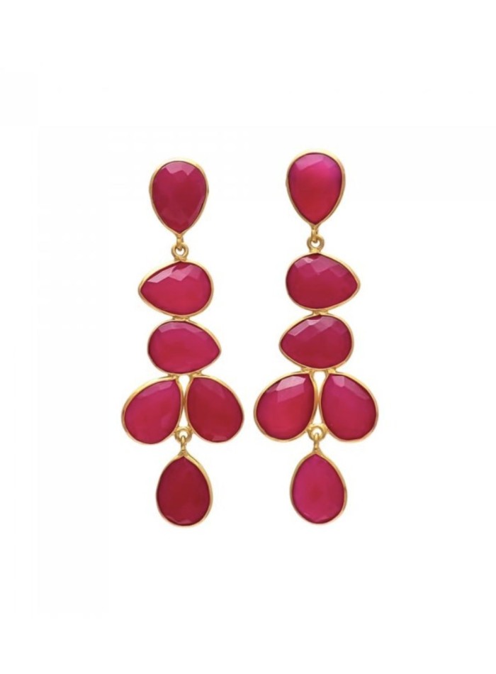 Pendientes de fiesta largos con piedras en tonos fucsia realizados en plata 925 con baño en oro de 24K.