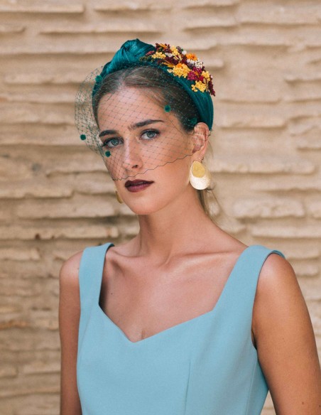 Diadema de invitada con nudo en sinamay y detalle flores Diadema de invitada con nudo en sinamay y detalle flores