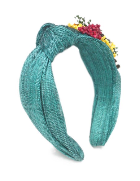 Diadema de invitada con nudo en sinamay y detalle flores Diadema de invitada con nudo en sinamay y detalle flores