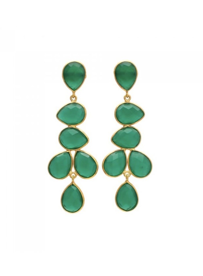 Pendientes de fiesta con piedras verde esmeralda en forma de lágrima perfectos para usar en diferentes ocasiones.