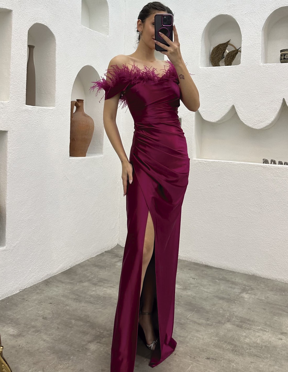 Evening dress with a feather bandeau neckline | INVITADISIMA