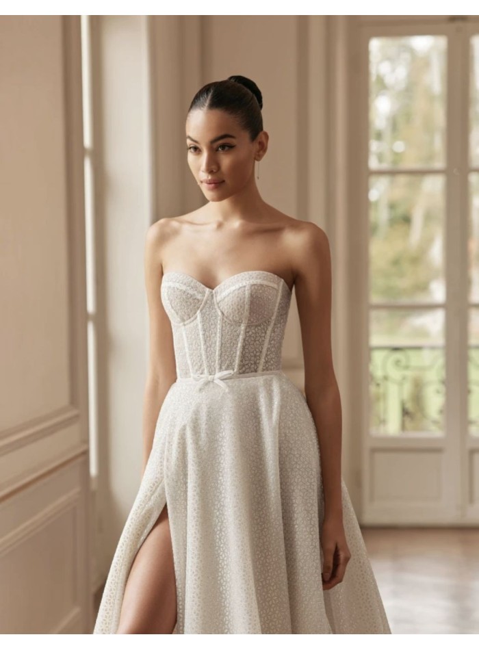 Long wedding dress with strapless neckline