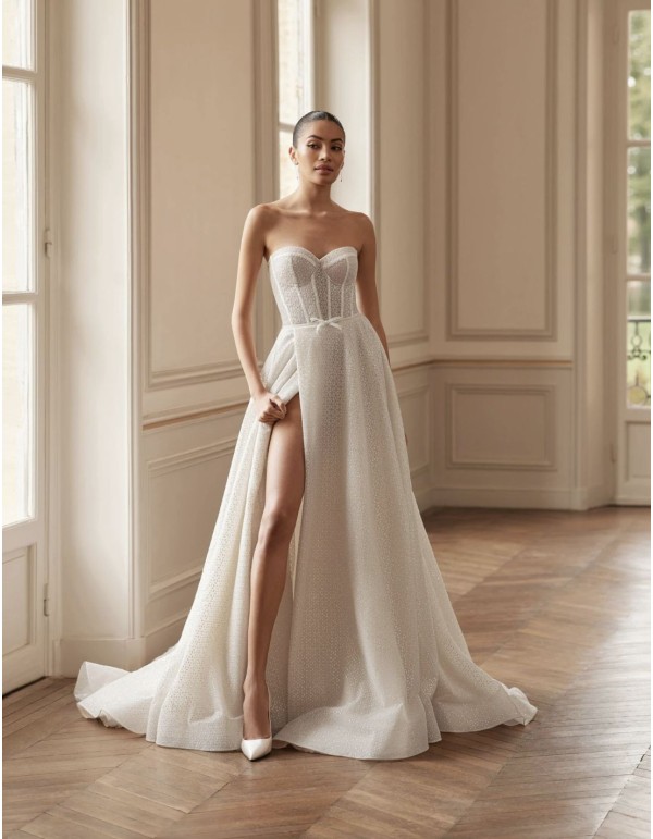 Robe de mariée longue avec encolure sans bretelles 2