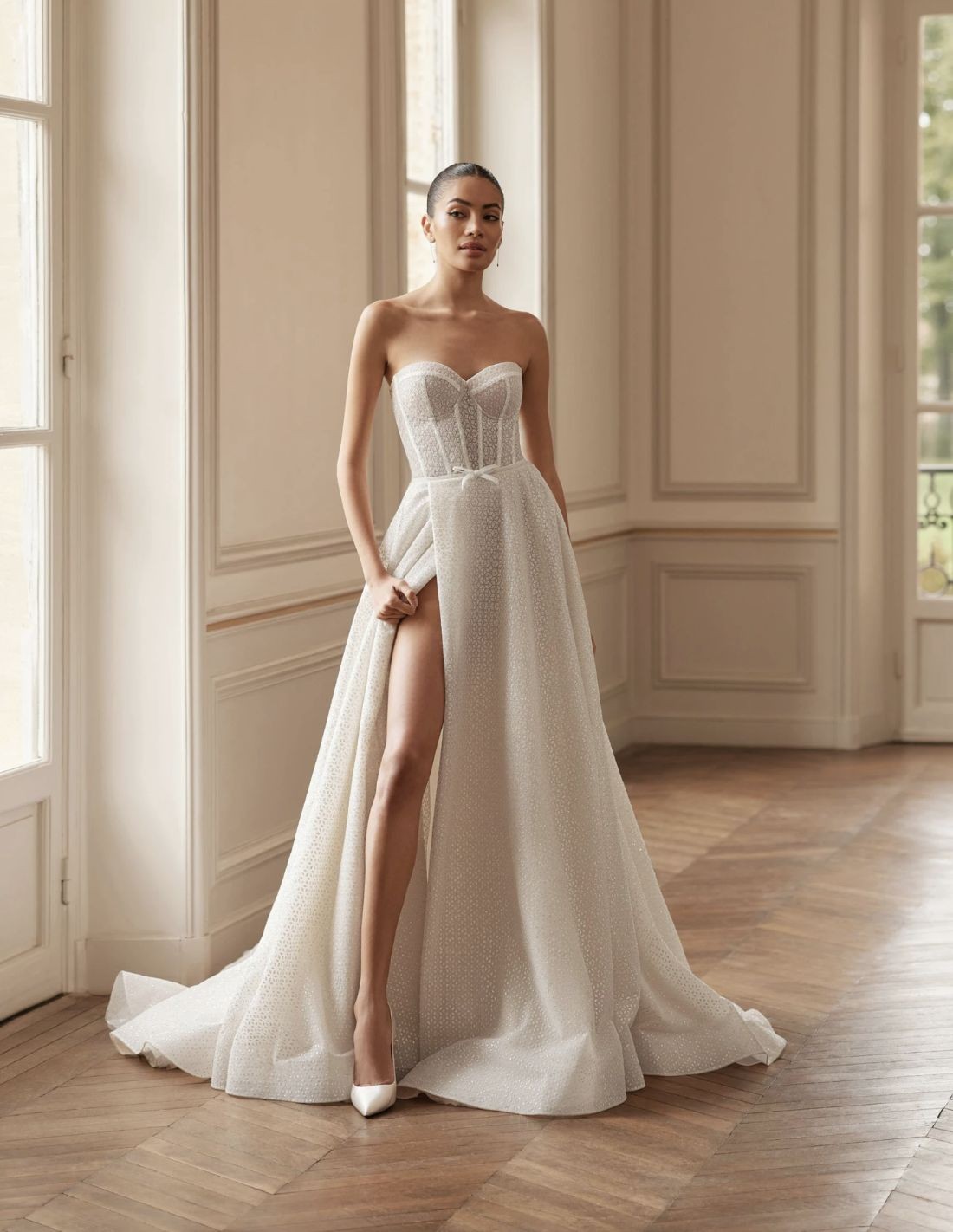 50 vestidos de novia con escote en V: sensualidad y elegancia para