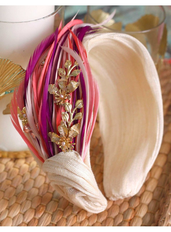 Diadema de fiesta de sinamay con piezas joya y plumas