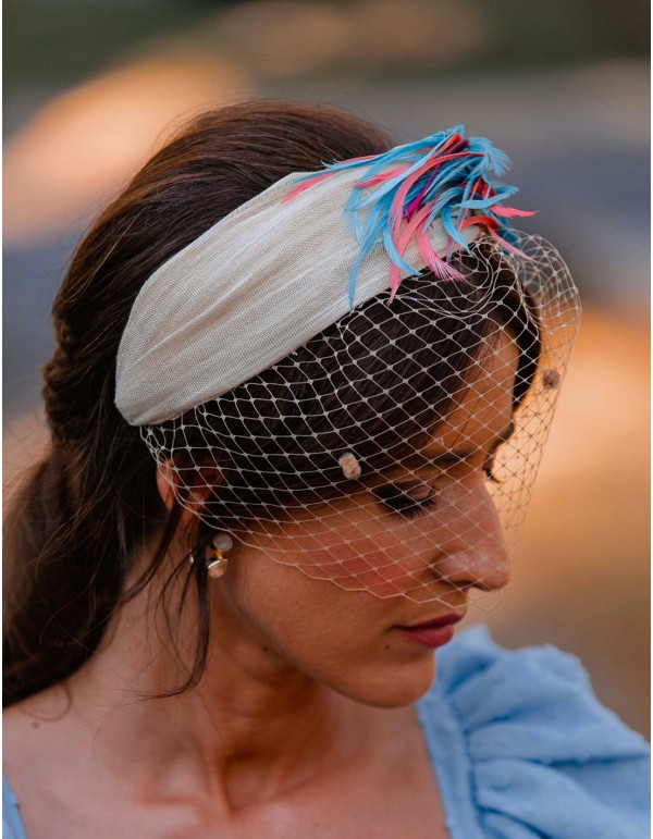 Diadema de fiesta de sinamay con piezas joya y plumas 2