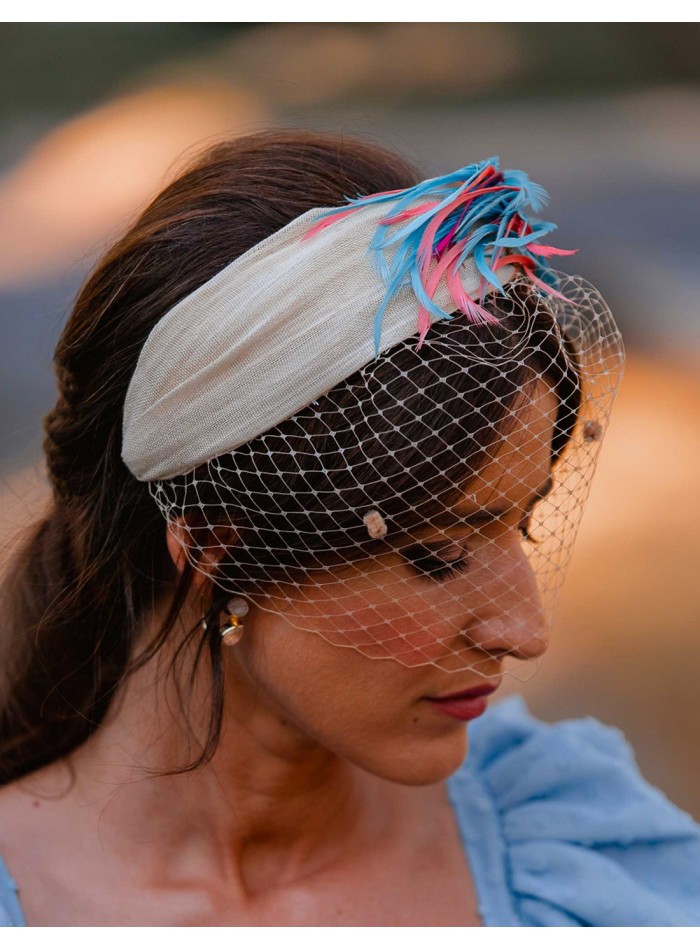Diadema de fiesta de sinamay con piezas joya y plumas para invitada