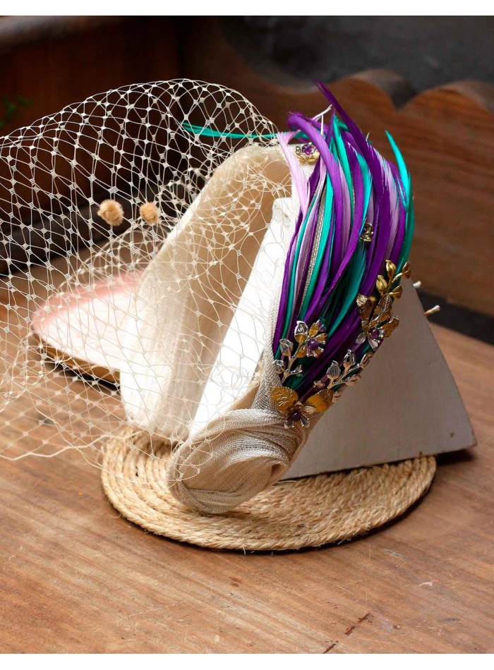 Diadema de fiesta de sinamay con piezas joya y plumas