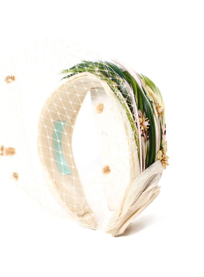 Diadema de fiesta de sinamay con piezas joya y plumas