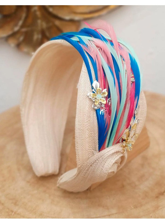 Diadema de fiesta de sinamay con piezas joya y plumas