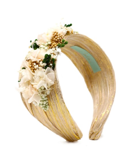 Diadema para invitada cruzada con flores preservadas dorada Diadema para invitada cruzada con flores preservadas dorada