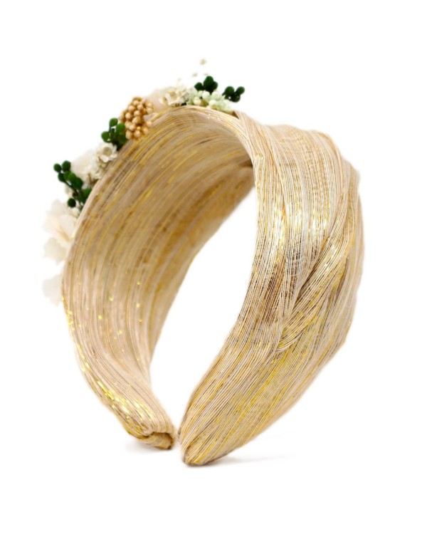 Diadema para invitada cruzada con flores preservadas dorada 2