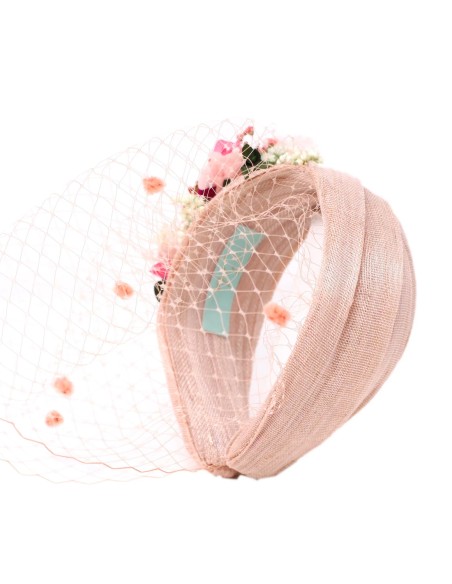 Diadema para invitada cruzada rosa con flores preservadas para fiesta