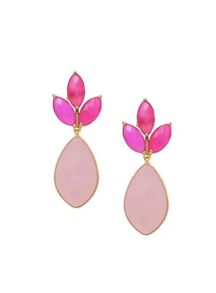 Pendientes de fiesta con tres piedras fucsia en forma de pétalos y piedra de cuarzo rosa.