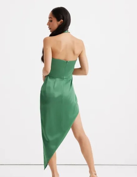 Robe asymétrique décolletée pour les fêtes