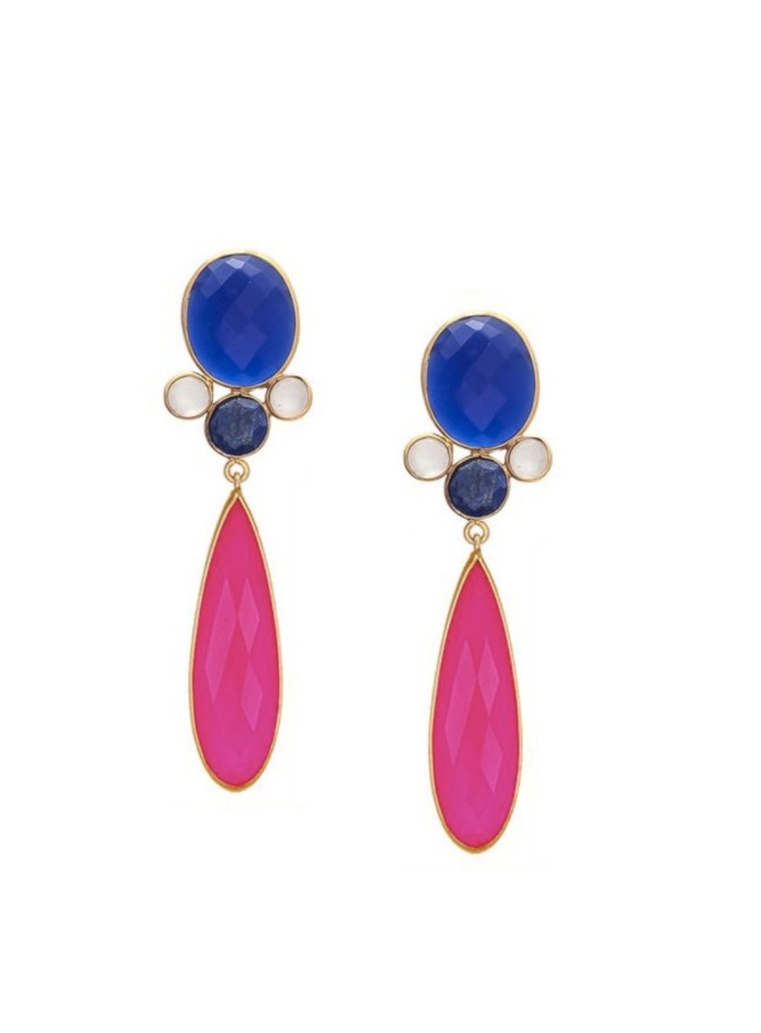 Pendientes de fiesta largos de color fucsia con piedras preciosas especialmente en color azul eléctrico.