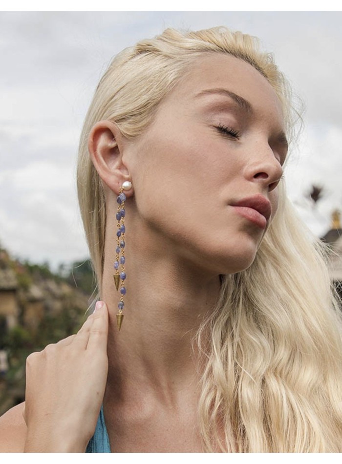 Boucles d'oreilles longues avec pierres bleues