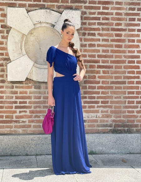 Vestido largo de fiesta color azul eléctrico con el detalle de cut out en la cintura. Vestido largo de fiesta color azul eléctrico con el detalle de cut out en la cintura.