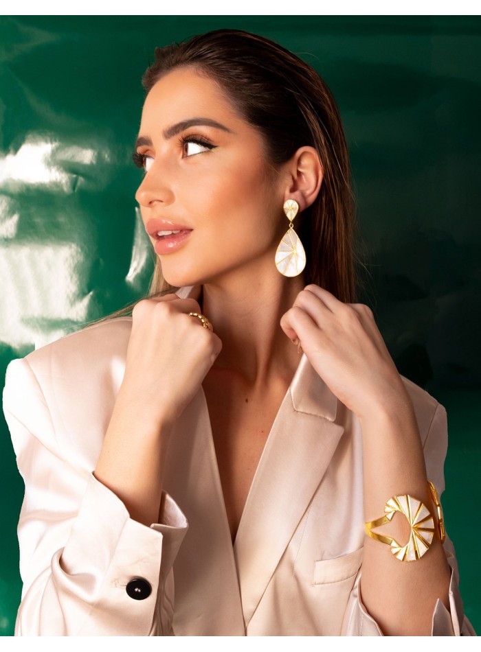 Gold party earrings with mother pearl