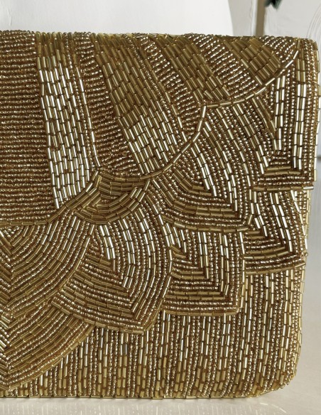 Cartera de mano dorada de pedrería para invitadas