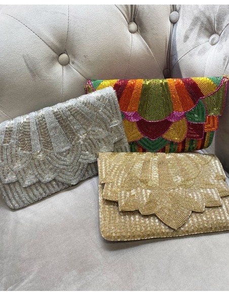 Cartera de mano dorada de pedrería para invitadas